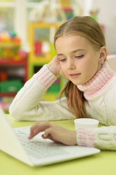 Niña Usando Ordenador Portátil Mientras Está Sentado Escritorio — Foto de Stock