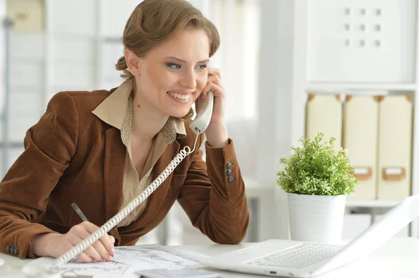 Ritratto Giovane Donna Affari Che Parla Telefono Ufficio — Foto Stock