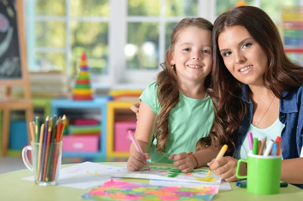 Madre e hija pintando — Foto de Stock