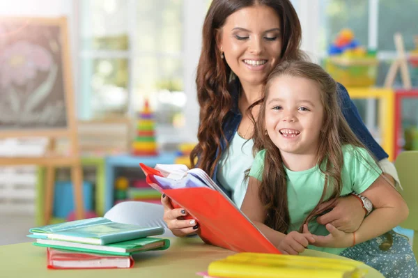 Madre e hija leyendo libros —  Fotos de Stock