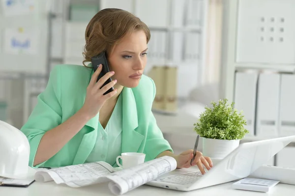 Portret Van Jonge Architect Praten Telefoon Kantoor — Stockfoto