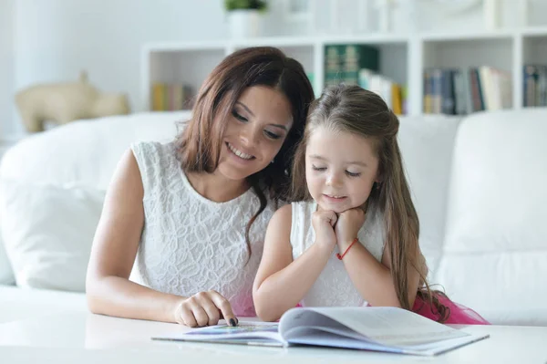 Petite Fille Mignonne Lecture Livre Avec Mère Table Maison — Photo