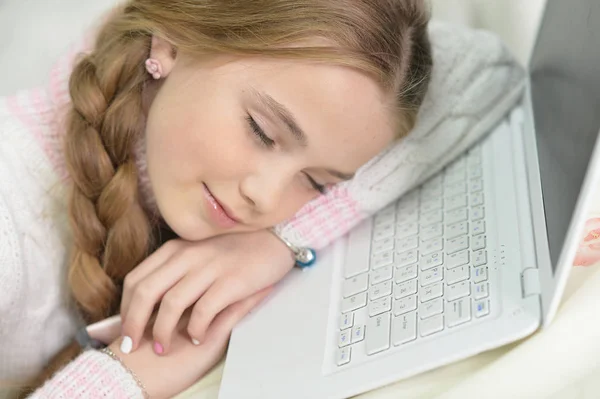 Preteen menina dormindo — Fotografia de Stock