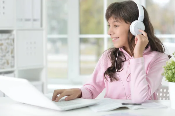 Niña Usando Ordenador Portátil Mientras Estudia Escritorio —  Fotos de Stock