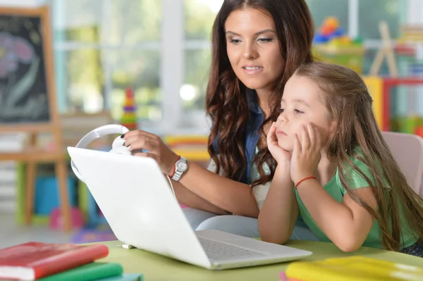 Retrato Madre Hija Feliz Usando Ordenador Portátil Sala Juegos —  Fotos de Stock