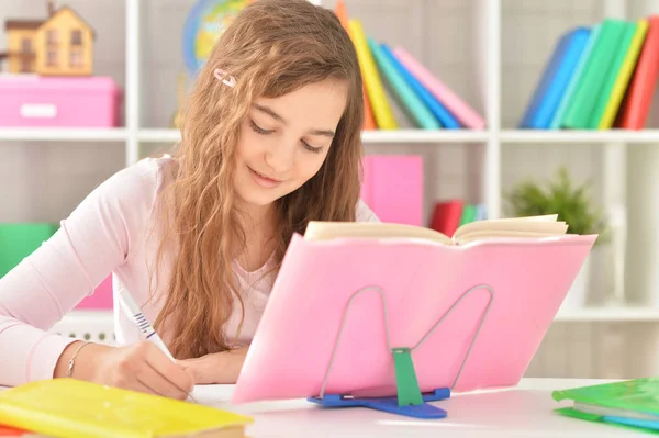 Menina fazendo lição de casa — Fotografia de Stock