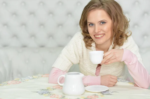 Junge Schöne Frau Trinkt Tee Während Sie Auf Dem Sofa — Stockfoto
