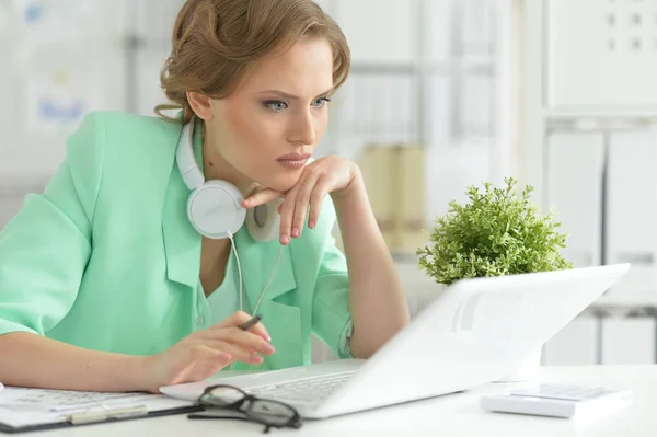 Portrait Jeune Femme Affaires Avec Casque Travail — Photo