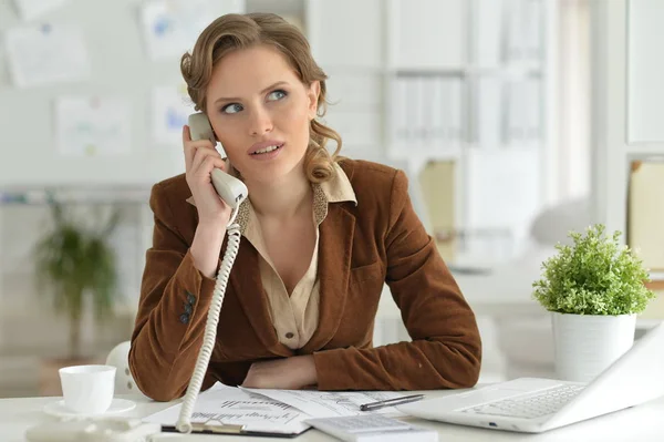 Retrato Una Joven Empresaria Hablando Por Teléfono Oficina — Foto de Stock