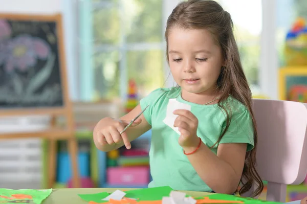 Llittle 女の子はカラー ペーパーをカットします。 — ストック写真