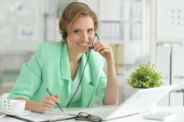 Retrato Jovem Empresária Com Fones Ouvido Trabalhando — Fotografia de Stock