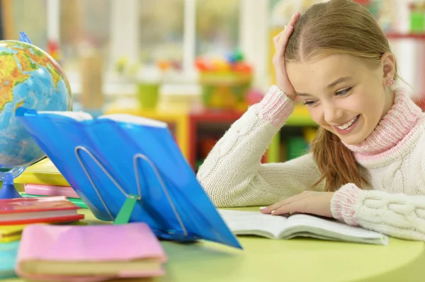 Chica hace su tarea — Foto de Stock