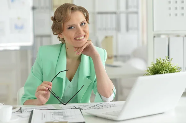 Retrato Una Joven Empresaria Con Anteojos Trabajando Cargo — Foto de Stock