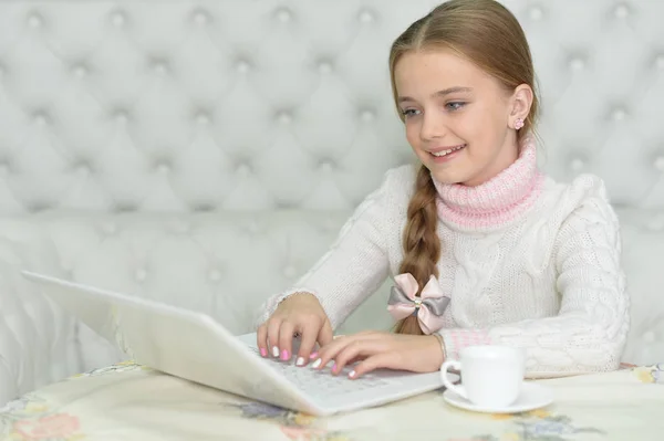 Schattige Mooie Meisje Met Laptop Haar Kamer — Stockfoto