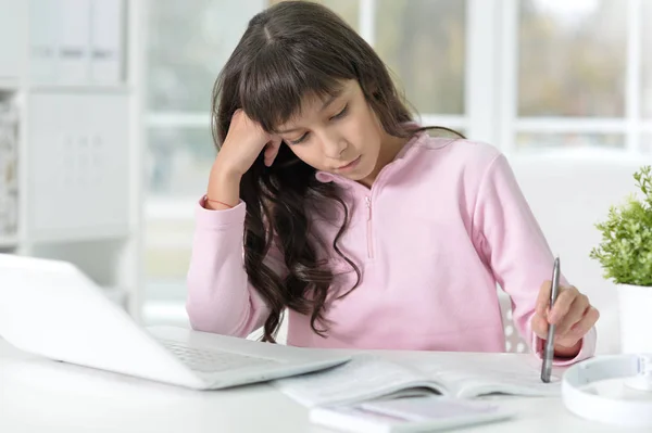 Bella Ragazza Con Computer Portatile Che Studia Alla Scrivania — Foto Stock