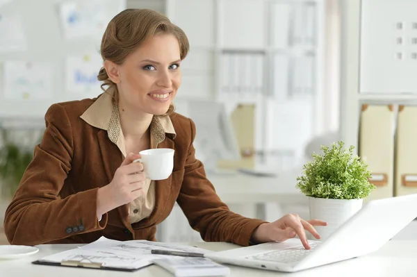 Portrait Jeune Femme Affaires Avec Tasse Café Bureau — Photo