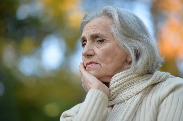 Smutný Starší Žena Podzimním Parku — Stock fotografie