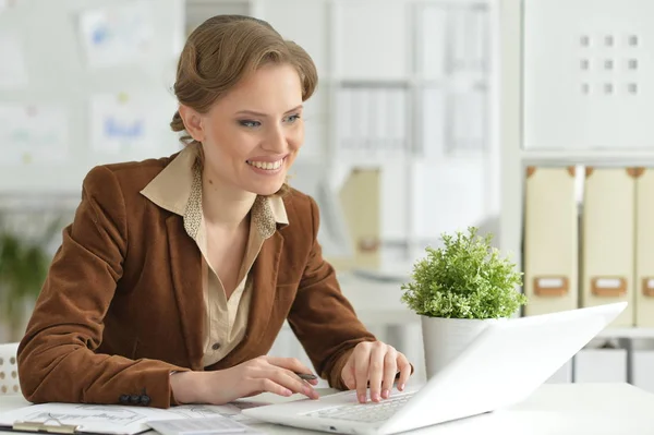 Portrait Jeune Femme Affaires Souriante Sur Son Lieu Travail — Photo