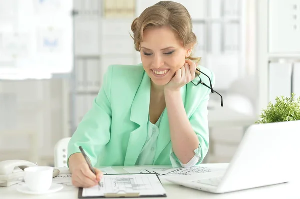 Portrait Jeune Femme Affaires Avec Des Lunettes Travaillant Son Bureau — Photo