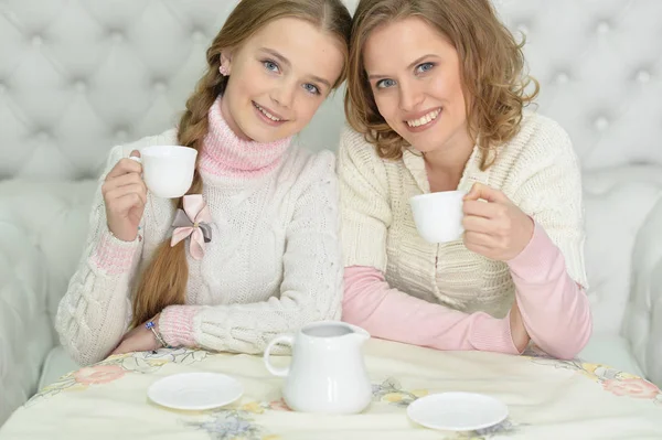 母亲和女儿喝茶 — 图库照片