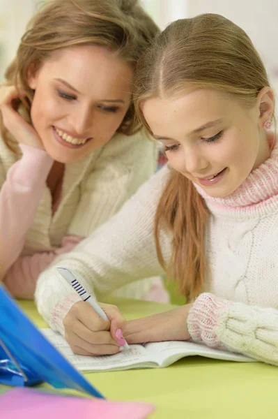 Söt Flicka Med Sin Mamma Göra Läxor Tillsammans — Stockfoto