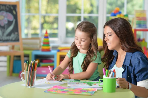 Madre e hija pintando — Foto de Stock