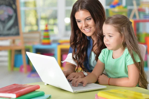 Porträtt Lycklig Mor Och Dotter Med Laptop Lekrum — Stockfoto