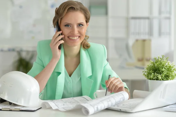 Retrato Jovem Arquiteto Falando Por Telefone Escritório — Fotografia de Stock