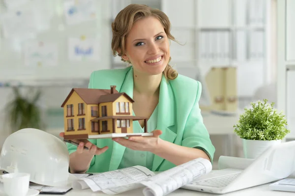 Woman architect in offive — Stock Photo, Image