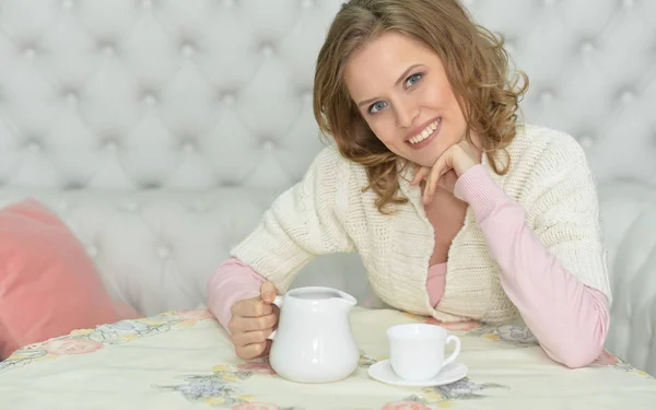 Jonge Mooie Vrouw Drinken Van Thee Zittend Bank — Stockfoto