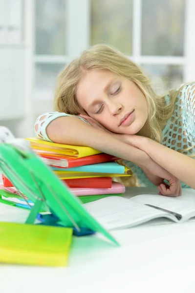 在家里学习后 疲惫的女生在办公桌前睡觉 — 图库照片
