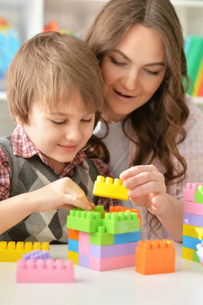 Mujer y niño jugando lego juego — Foto de Stock