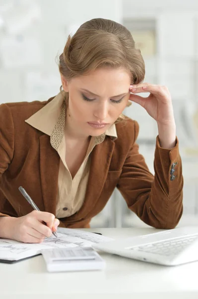 Portret Van Jonge Zakenvrouw Werken Office — Stockfoto