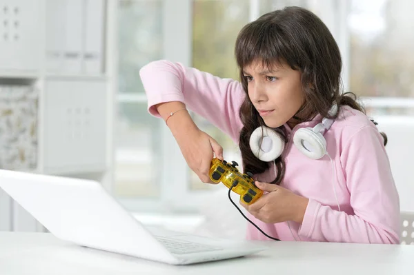 Menina usando laptop moderno — Fotografia de Stock