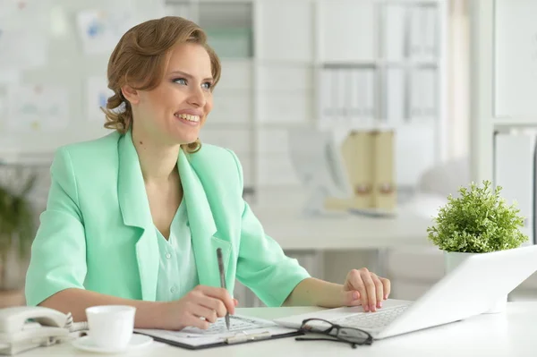 Retrato Una Joven Empresaria Trabajando Escritorio — Foto de Stock