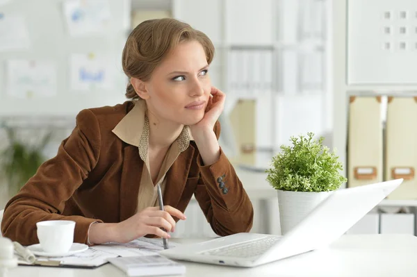 Portrait Jeune Femme Affaires Souriante Sur Son Lieu Travail — Photo