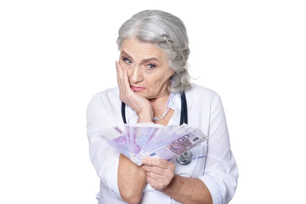 Érett nő orvos pénzzel — Stock Fotó