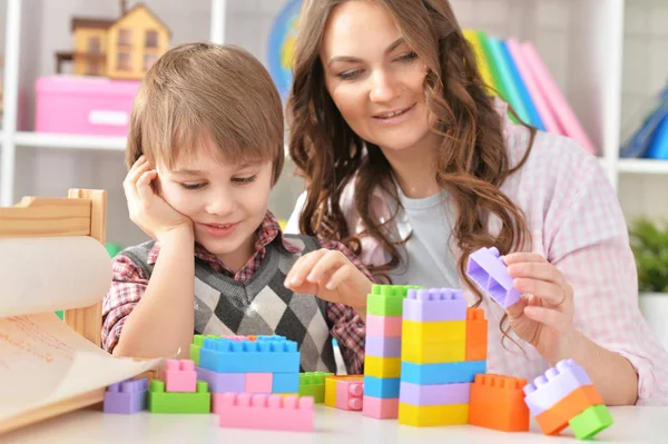 Mujer y niño jugando lego juego — Foto de Stock