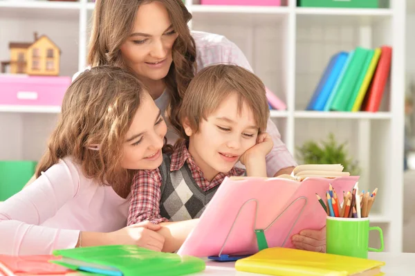 Moeder helpen met huiswerk — Stockfoto