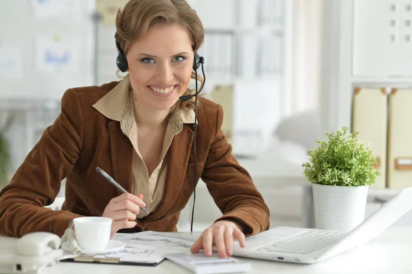 Portrait Jeune Femme Affaires Casque Travaillant Bureau Bureau — Photo