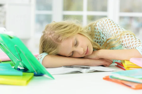 在家里学习后 疲惫的女生在办公桌前睡觉 — 图库照片