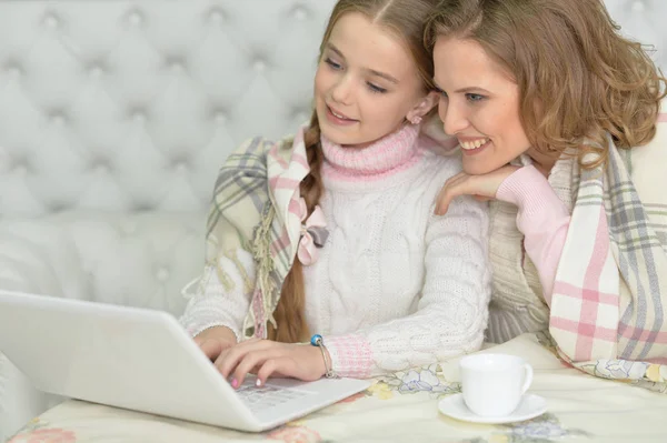 Lycklig Mor Och Dotter Med Laptop Tillsammans — Stockfoto