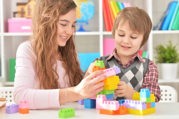 Mujer y niño jugando lego juego — Foto de Stock