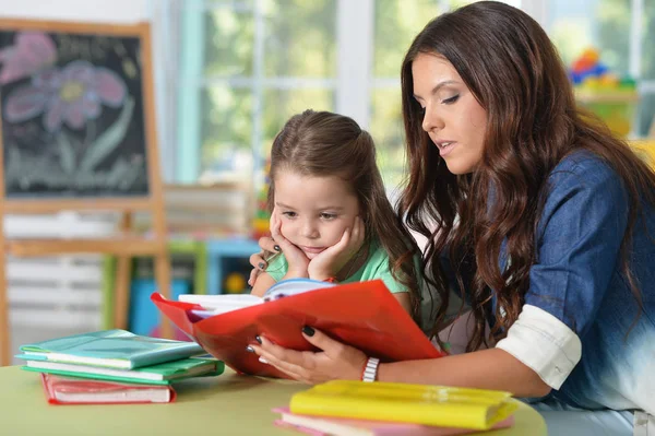 Mãe e filha lendo livros — Fotografia de Stock