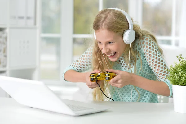Menina usando laptop moderno — Fotografia de Stock