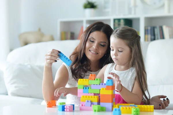 Kleines Mädchen spielt mit Mutter — Stockfoto