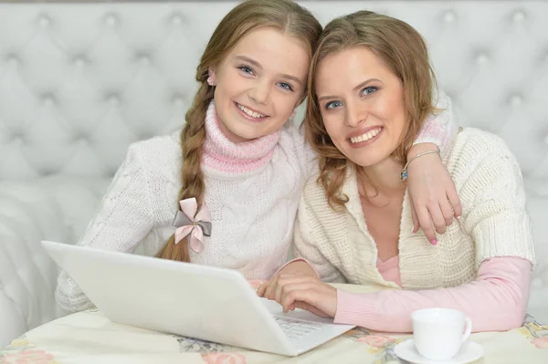 Felice Madre Figlia Utilizzando Computer Portatile Insieme — Foto Stock
