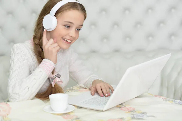 Menina Fones Ouvido Usando Laptop Seu Quarto — Fotografia de Stock