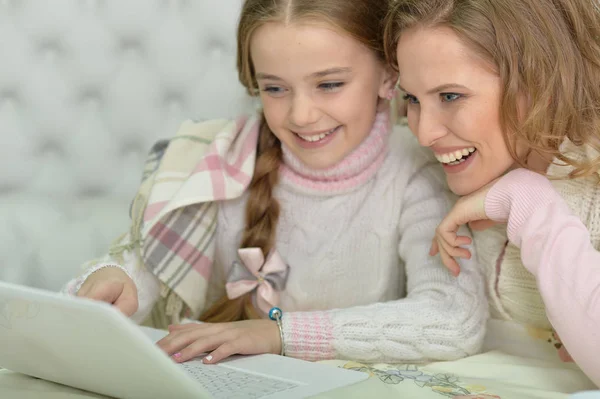 Mãe Feliz Filha Usando Laptop Juntos — Fotografia de Stock