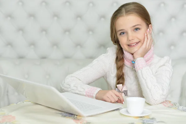 Χαριτωμένο Κορίτσι Όμορφο Που Χρησιμοποιούν Φορητό Υπολογιστή Στο Δωμάτιό Της — Φωτογραφία Αρχείου